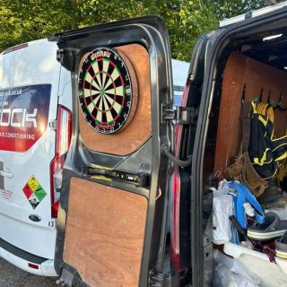 Keď máš prestávku, ale šípky nepočkajú: Terč na dverách, relax na kolesách! 🎯🚐